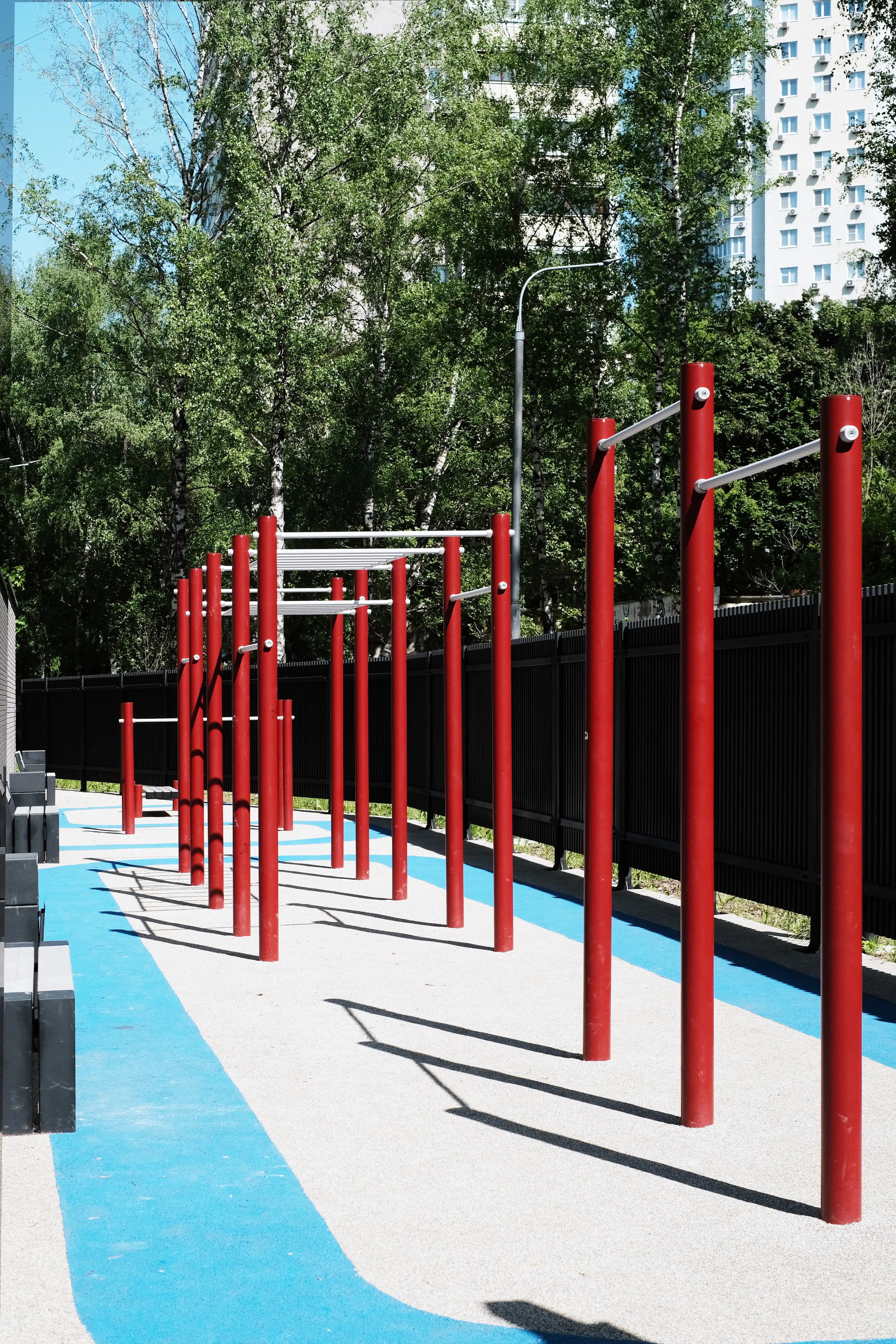 Красная воркаут-зона в Фестиваль Парк